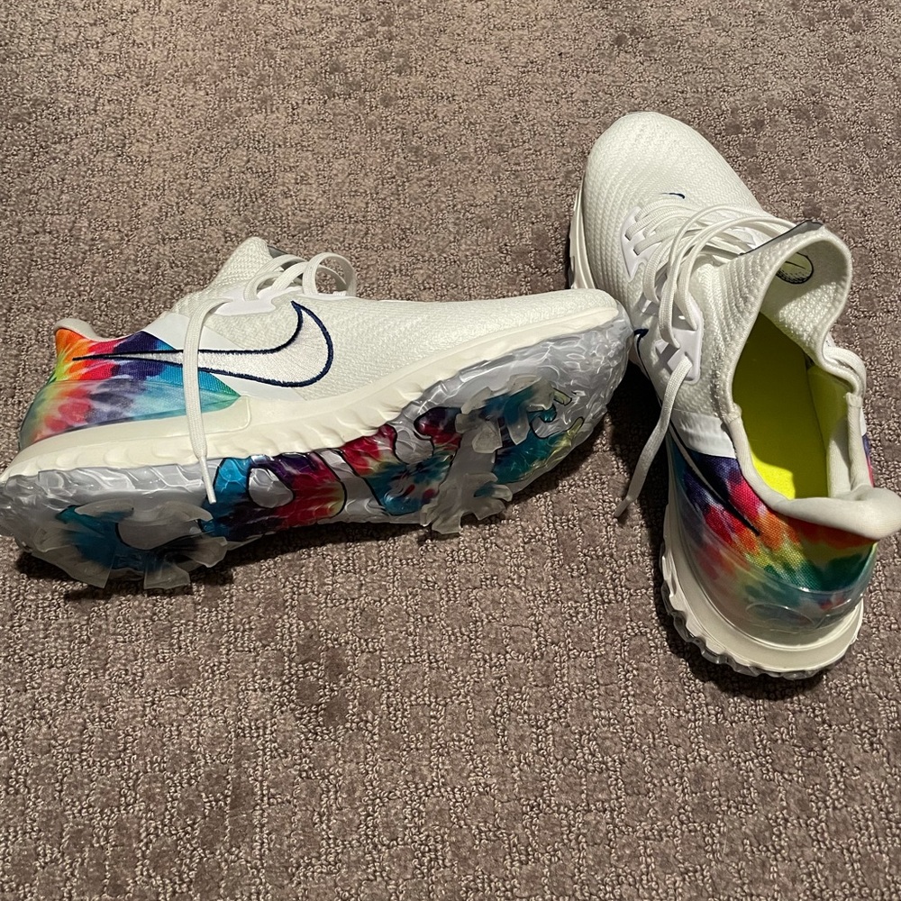 Nike “Peace Love and Golf” golf shoes